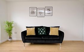 Highley'S Nest - Fully Furnished Gem, Free Private Parking, Sky Tv & Netflix